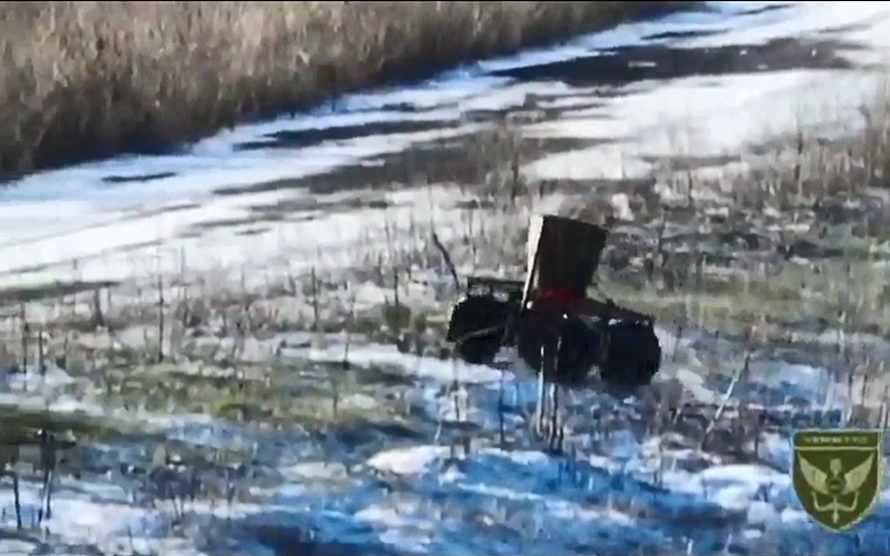Xe robot nghi của Ukraine phát nổ phá hủy cầu đường bộ